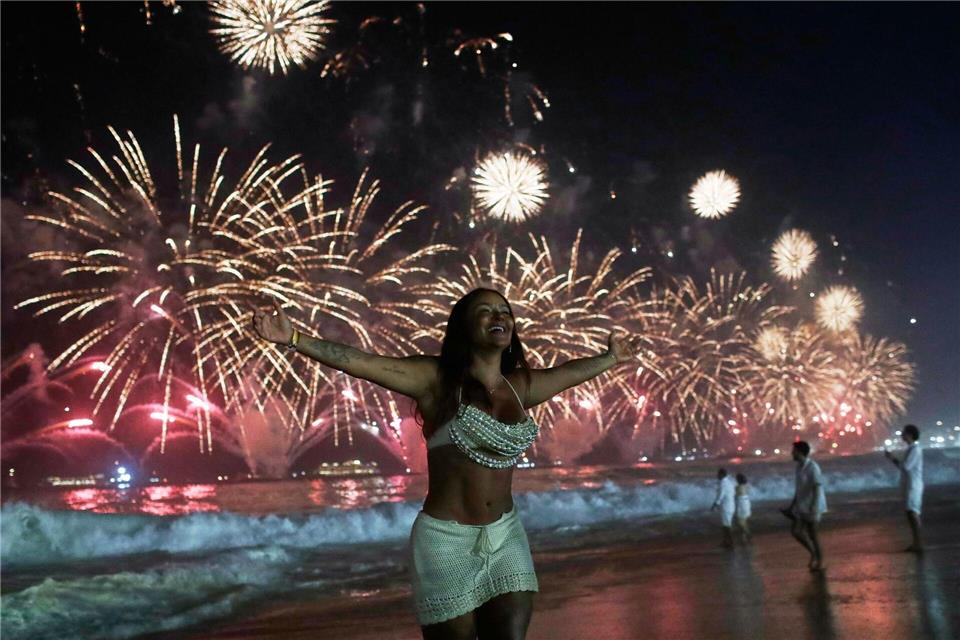 Strahlend startet diese Frau in Rio ins neue Jahr.Bruna Prado/AP/dpa
