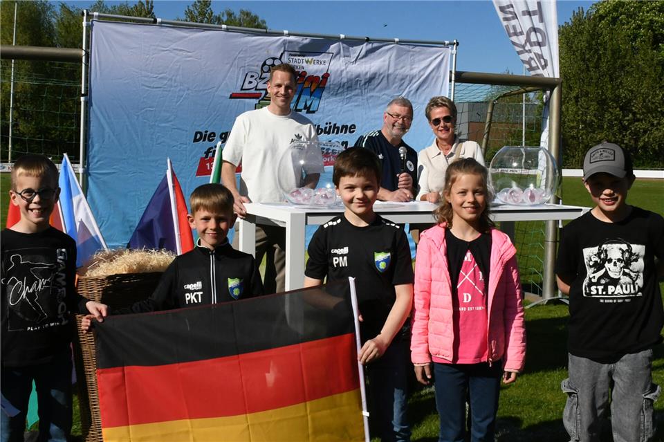 Strahlende Gesichter beim RSV Borken II. Der vertritt die deutsche Nationalmannschaft bei der „BZ Mini-WM powered by Stadtwerke Borken“. Im Hintergrund Bundesliga-Schiri Sören Storks aus Ramsdorf (links) mit Moderator Edgar Rabe und Antje Evers von den Stadtwerken Borken.