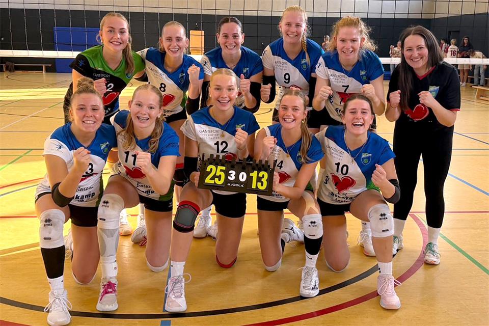 Strahlende Gesichter beim RSV Borken II nach dem ersten Saisonsieg: (oben von links) Emma Klocke, Pia Willing, Jule Reßmann, Jule Onnebrink, Thea Göckener, Trainerin Nadja Kraft; unten von links: Leni Nienhaus, Jana Reßmann, Maja Feldhaus, Femke Elferink, Mona Rudde.