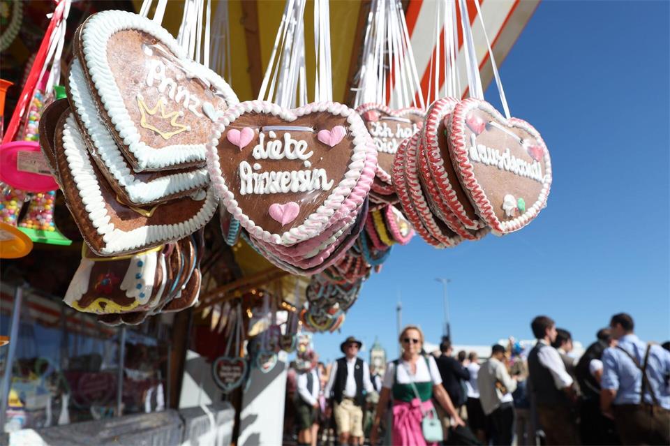 Strahlendes Wetter beschert dem Oktoberfest einen Bilderbuchstart. Karl-Josef Hildenbrand/dpa