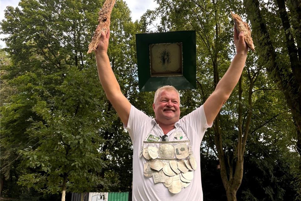 Strahlt das pure Glück aus: Dieter Stegger hat mit dem 371. Schuss den Vogel zerlegt.