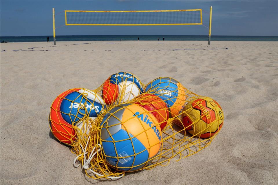 Strand, Sport und Sonne gehören beim Active Beach in Warnemünde zusammen. Bernd Wüstneck/dpa