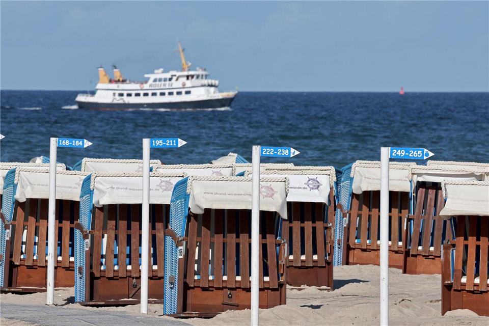 Leere trotz neuer Regelung: Strandkörbe werden abgebaut Strandkörbe in Reih und Glied - der Streit um Aufstellzeiten in MV hatte teils bundesweit für Schlagzeilen gesorgt.Bernd Wüstneck/dpa