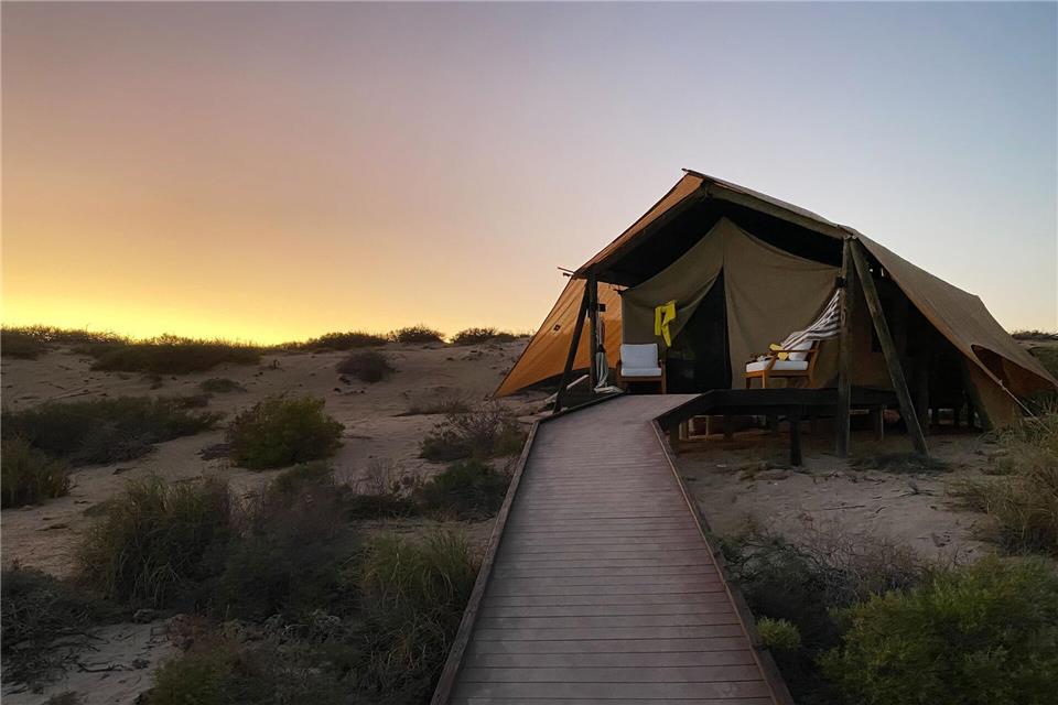 Strandnah: Die Zelte des Camps „Sal Salis“ liegen in den Küstendünen des Cape Range National Park, eine knappe Autostunde von Exmouth entfernt.Stefan Weißenborn/dpa-tmn