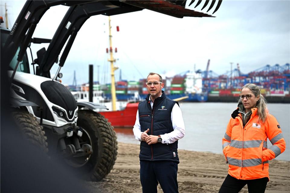 Strandreinigung an der Elbe ist eine Daueraufgabe.Leonie Asendorpf/dpa