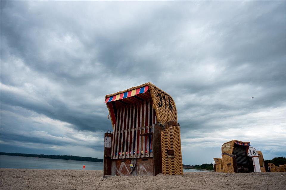 Strandurlaub geplant und dann ist es trüb und kühl? Urlaubsträume sehen anders aus.picture alliance/dpa