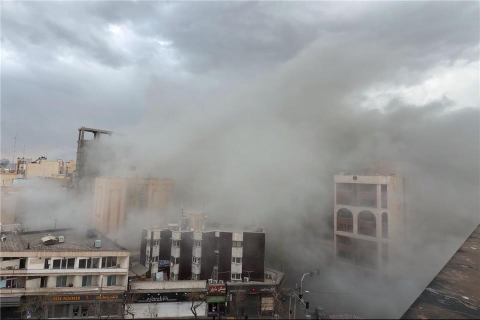 Straße voller Rauch nach einer Explosion in Teheran. (Archivbild)Mohsen Ganji/AP/dpa