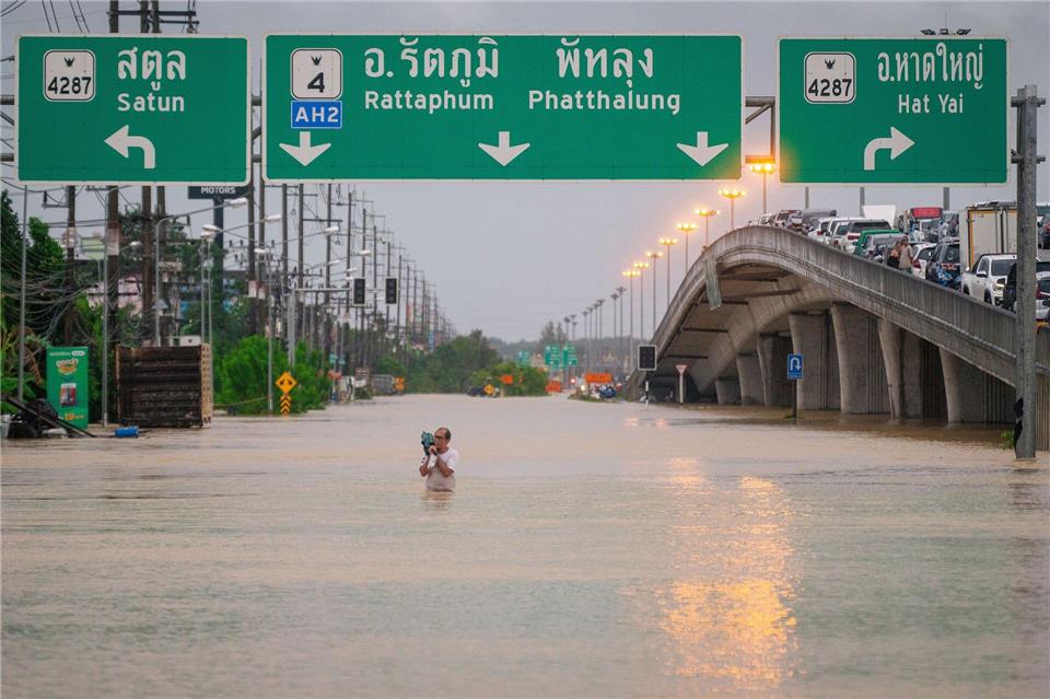 Straßen in Südthailand stehen teils meterhoch unter Wasser-/XinHua/dpa