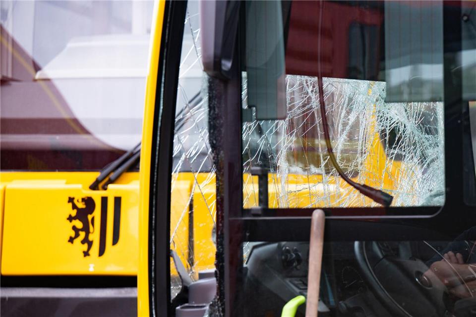 Straßenbahn und Bus stoßen zusammen – viele Verletzte in Dresden.Robert Michael/dpa
