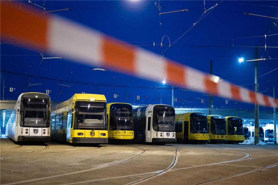 Straßenbahnen der Dresdner Verkehrsbetriebe (DVB) stehen im Betriebshof Trachenberge hinter einem Absperrband.Sebastian Kahnert/dpa