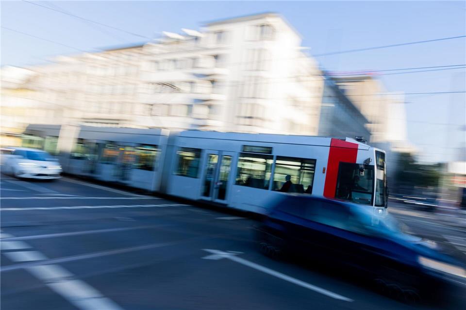 Straßenbahnen und Autos fahren am Graf-Adolf-Platz. (Symbolbild)Rolf Vennenbernd/dpa