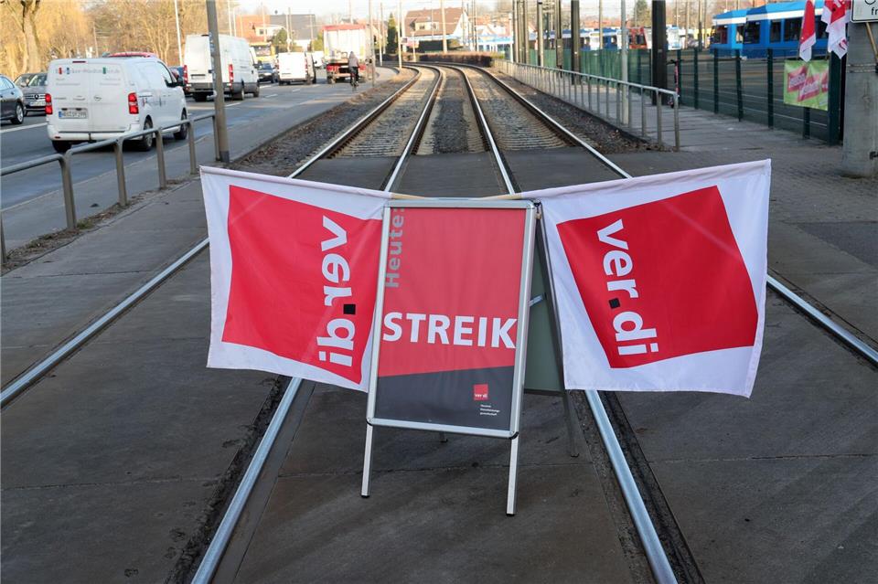 Straßenbahnen und Busse blieben am Vormittag bei der Rostocker Straßenbahn AG in den Depots. Bernd Wüstneck/dpa