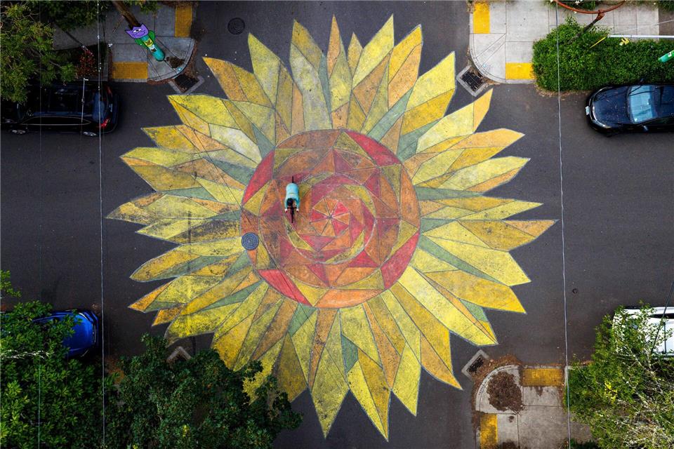 Straßenbild - Sonne von obenJenny Kane/AP/dpa