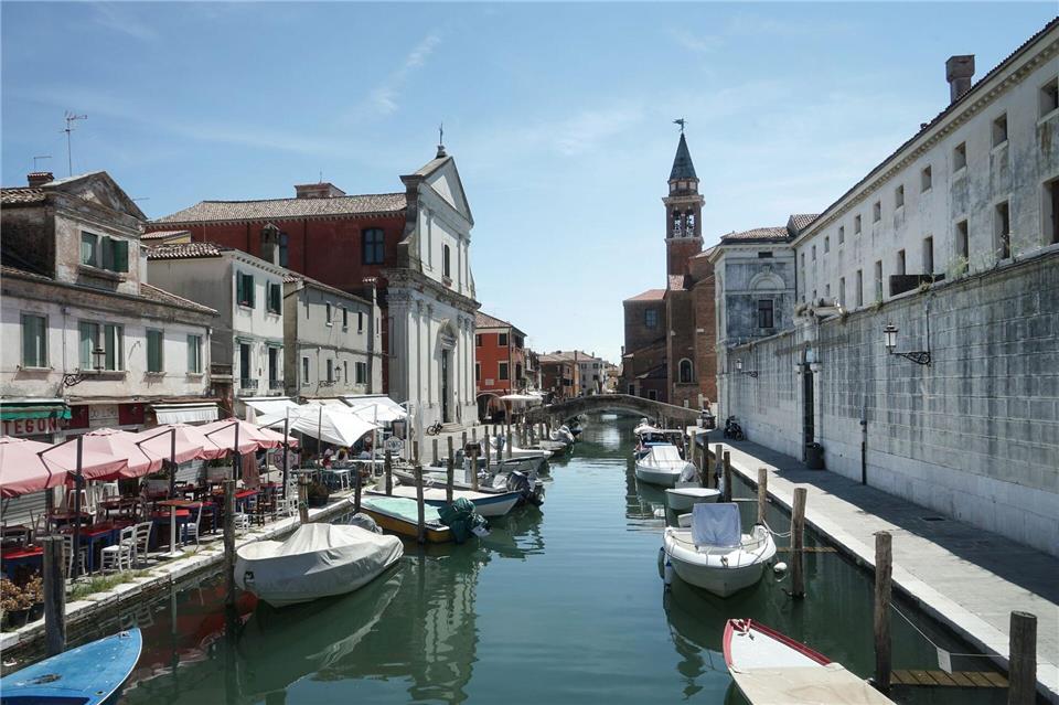 Streckenweise so schön wie Venedig: Auch die Stadt Chioggia in der Lagune wurde auf Pfählen errichtet.Stefan Weißenborn/dpa-tmn