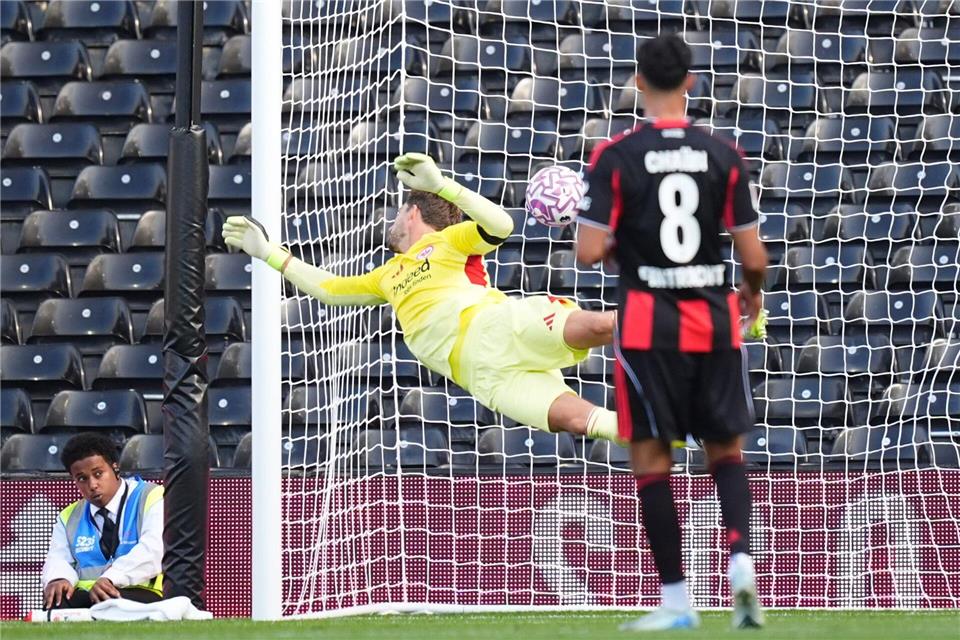 Streckte sich beim Gegentor vergeblich: Eintracht-Torwart Kevin Trapp.James Manning/PA Wire/dpa