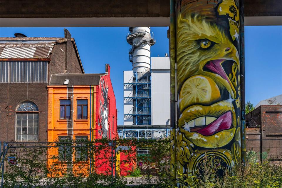 Street-Art in Charleroi: Wandgemälde im Industriegebiet mit alter und neuer Industriearchitektur.Oliver Gerhard/dpa-tmn