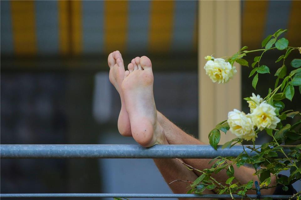 Streifenfrei bräunen? Was auf dem eigenen Balkon erlaubt sein kann, sieht in der Öffentlichkeit ganz anders aus.picture alliance/dpa