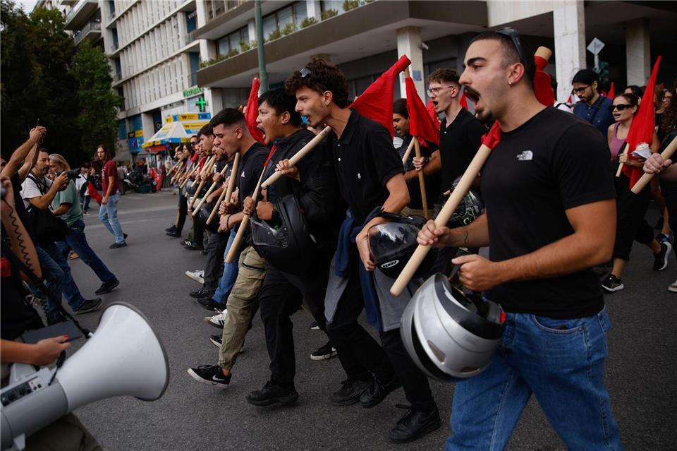Streik legt Athen lahm: Bürger und Gewerkschaften demonstrieren für bessere ArbeitsbedingungenSocrates Baltagiannis/dpa