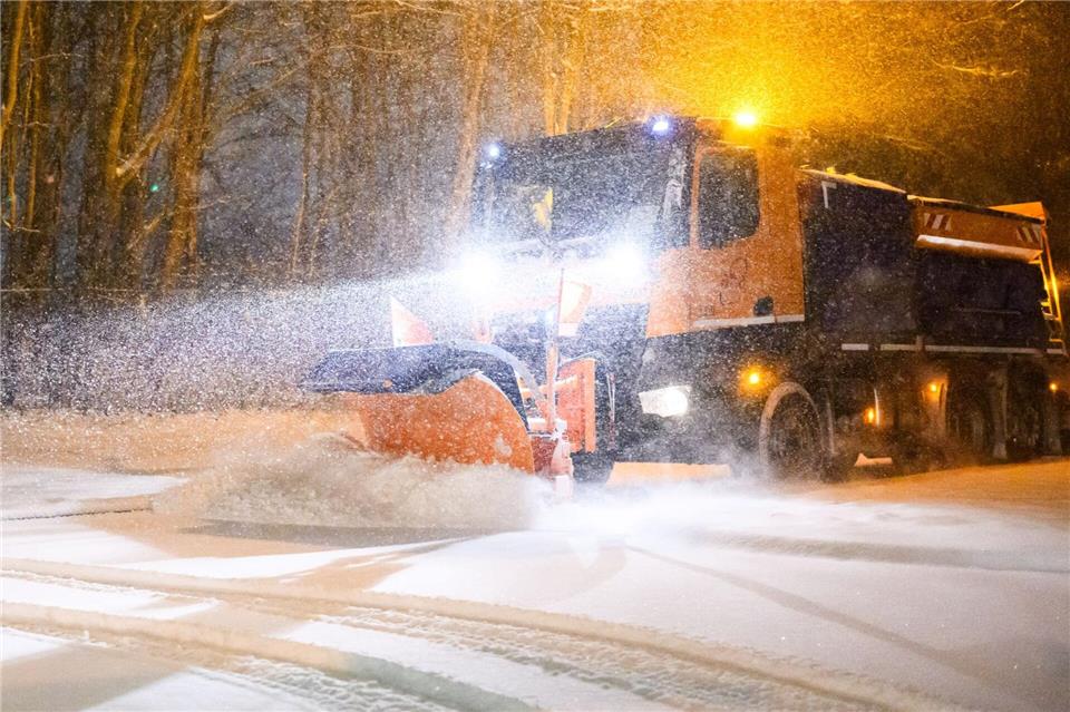 Streikbedingt sind Räumfahrzeuge nicht überall regulär im Einsatz. (Archivbild)Julian Stratenschulte/dpa
