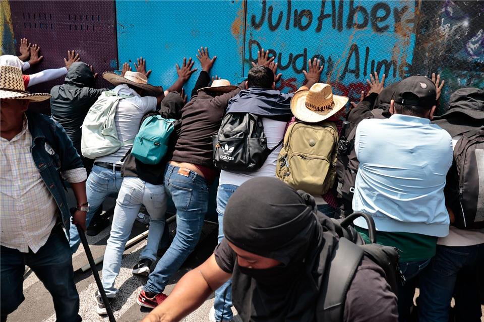 Streikende Lehrer warnen: Ohne Lösung, rollt der Ball nicht. (Archivbild)Josue Perez/ZUMA Press Wire/dpa