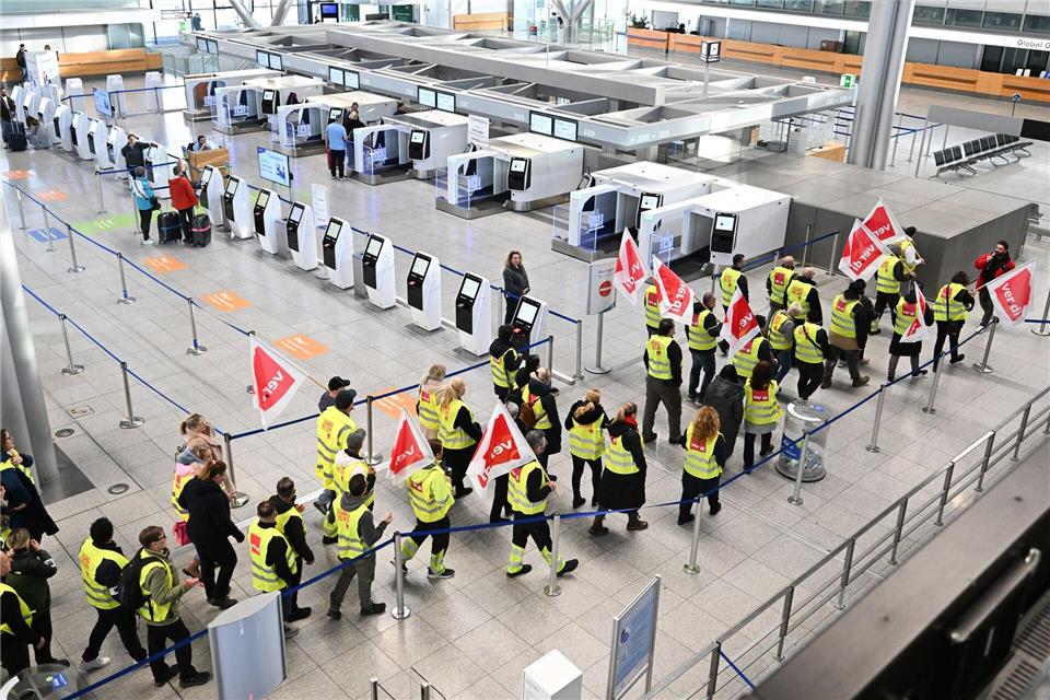 Gestrichen, verschoben, verlegt: Viele Flüge fallen aus Streikende statt Fluggäste am Flughafen Stuttgart.Bernd Wei�brod/dpa