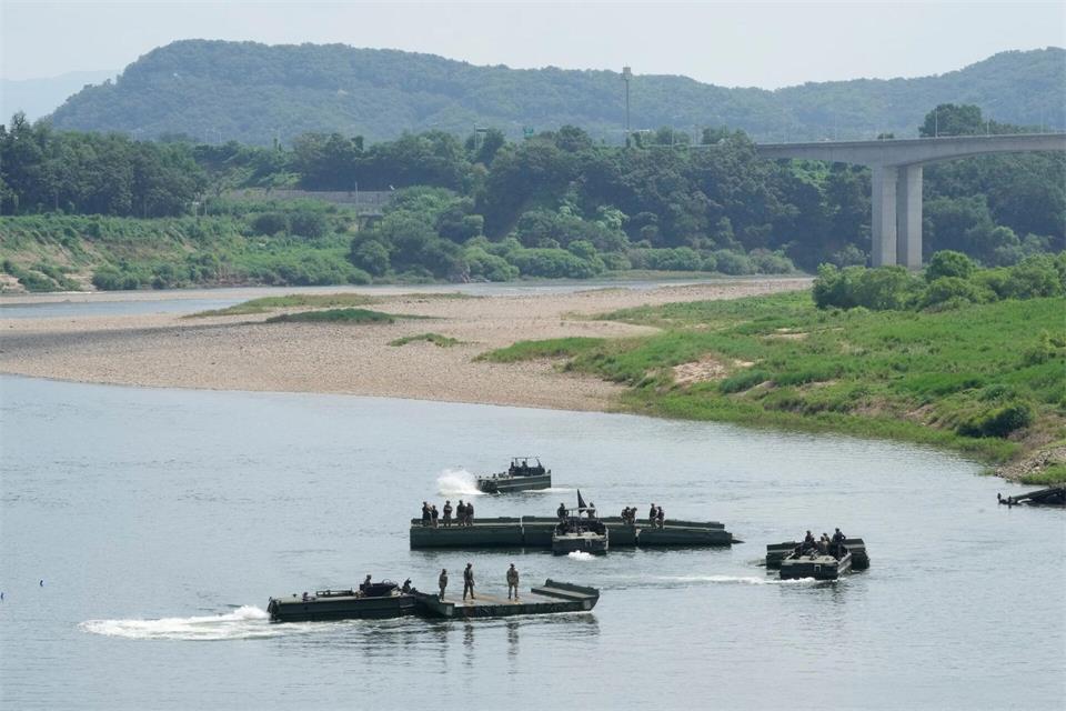 Streitkräfte beider Länder halten derzeit nahe der Grenze zu Nordkorea ihre jährliche Militärübung ab.Ahn Young-joon/AP/dpa