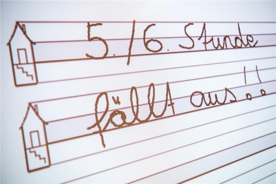 Streng nach Stundenplan wurden in Nordrhein-Westfalen im abgelaufenen Schuljahr 77,5 Prozent des Unterrichts erteilt. Daneben gab es besondere Unterrichtsformen, Vertretung, aber auch ersatzlose Ausfälle. (Symbolbild)Caroline SeidSeidel-Di�mannel/dp