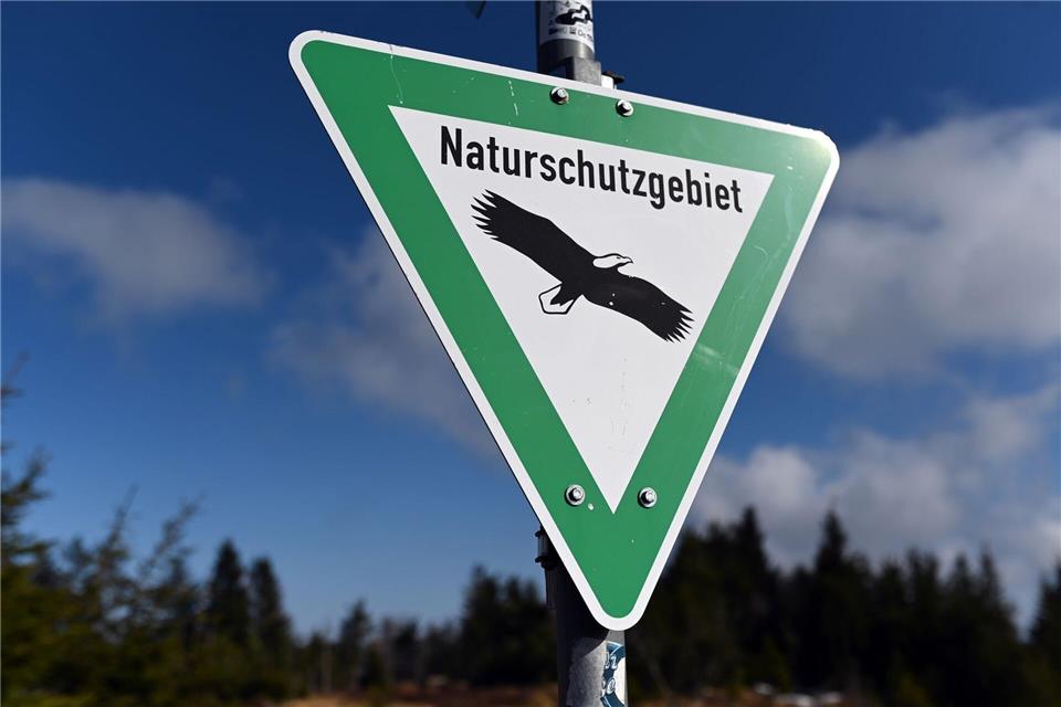 Streng verboten: Autowäsche im Naturschutzgebiet. (Archivbild)Uli Deck/dpa
