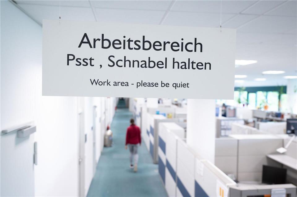 Stress durch Hintergrundgeräusche: Auch scheinbar harmlose Geräusche im Büro können das Stresssystem aktivieren und die Muskulatur verspannenpicture alliance/dpa/dpa-Zentralbild