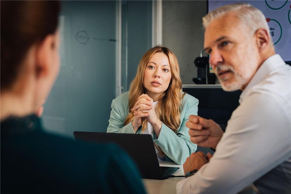 Stressfragen souverän meistern: Fangfragen im Vorstellungsgespräch zielen auf Selbstreflexion, Ehrlichkeit und Stressresistenz und sind kein Grund zur Panik.picture alliance / dpa-tmn