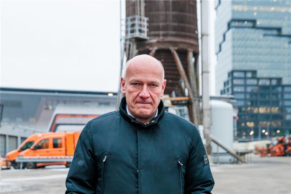 Streugut-Silos und Räumfahrzeuge: Der Regierende Bürgermeister Kai Wegner besuchte die Stadtreinigung. Carsten Koall/dpa