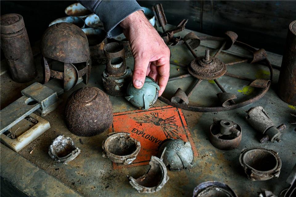 Streumunition ist auf dem ehemaligen „Bombodrom“ zu sehen, einem früheren Truppenübungsplatz in der Kyritz-Ruppiner Heide.  (Archivbild)Jens Kalaene/dpa