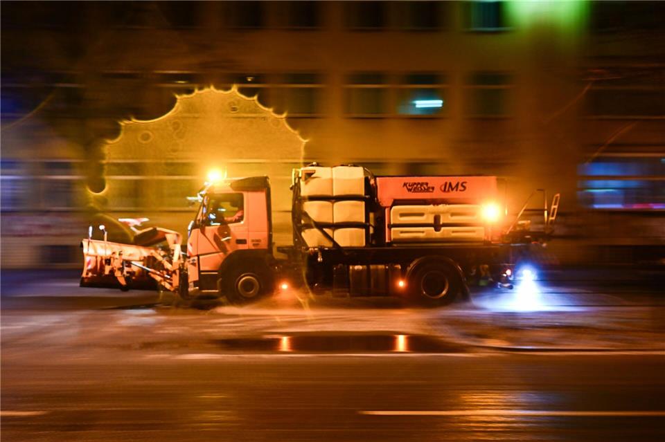 Streusalz sei vom starken Regen teilweise von den Fahrbahnen gespült worden, teilte die BSR mit.Sebastian Gollnow/dpa