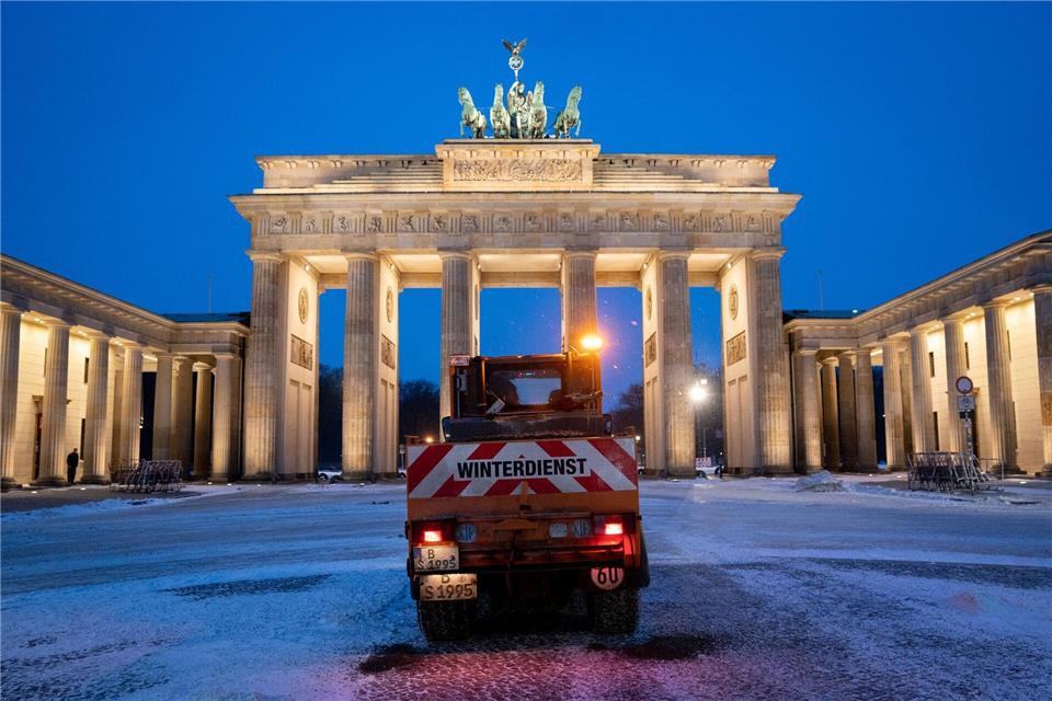 Streusalz soll auf glatten Berliner Wegen im Winter nicht mehr tabu sein. (Symbolbild)Kay Nietfeld/dpa