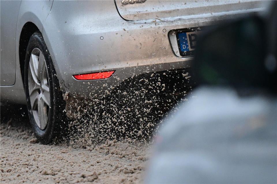 Streusalz und Dreck können dem Auto im Winter ganz schön zusetzen.picture alliance/dpa
