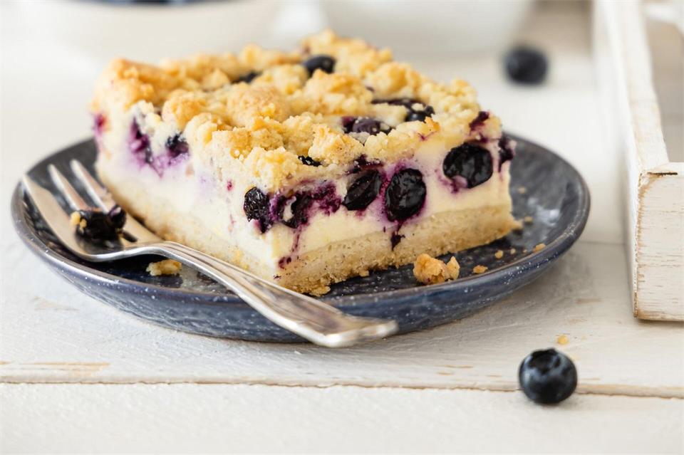 Streusel und Blaubeeren machen den Käsekuchen knusprig und fruchtig. Sonja Bauer/dpa-tmn