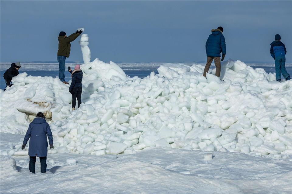 Strömung und Wind treiben das Eis der Ostsee an den Strand vor Zempin auf Usedom. Jens Büttner/dpa