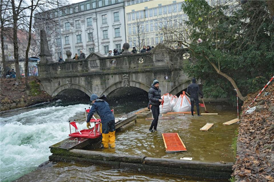 Strömungsexperten von der Hochschule München wollen die Eisbachwelle wiederherstellen. Malin Wunderlich/dpa