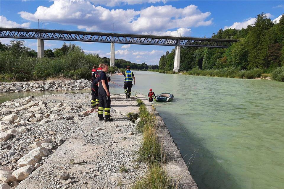 Strömungsretter der Feuerwehr zogen das gekenterte Schlauchboot aus der Isar.-/Berufsfeuerwehr München/dpa