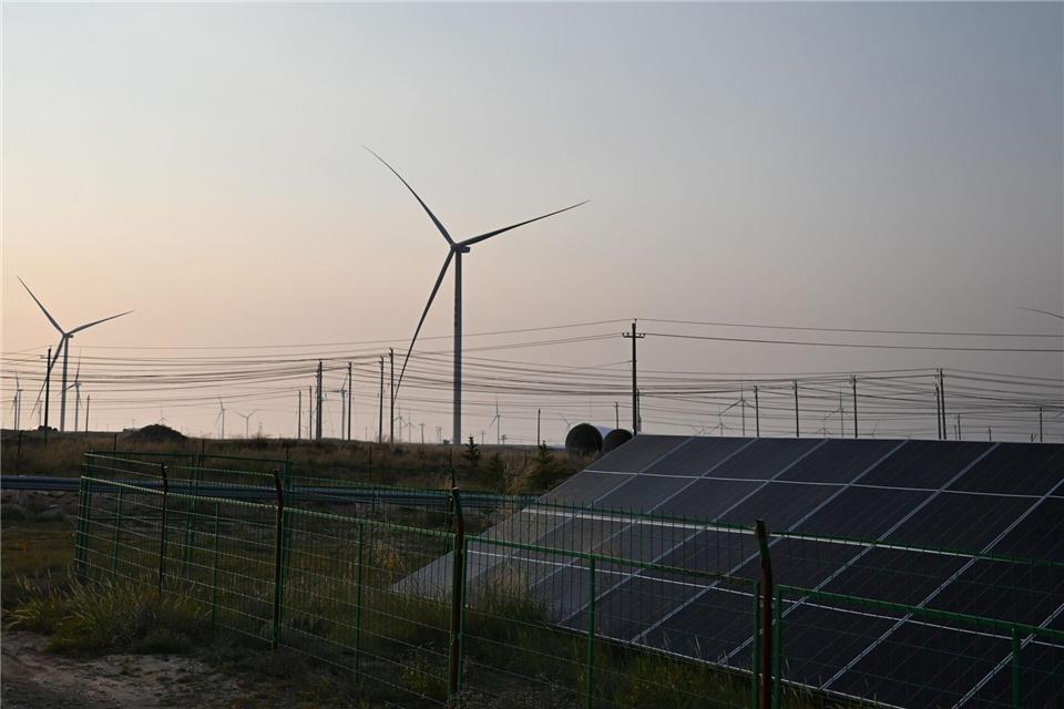 Strom aus Sonnen- und Windkraft hat gegenüber Kohle einen geringeren Anteil in Chinas Stromnetz. (Symbolbild) Johannes Neudecker/dpa