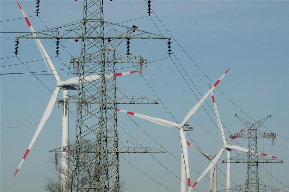 Strom aus Windkraft wird über weite Strecken geleitet. (Symbolbild)Carsten Rehder/dpa