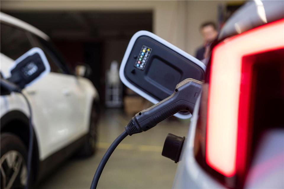 E-Autos als mobile Energiespeicher für Haus und Stromnetz Strom fürs Auto und für den Haushalt - das ist mit bidirektionalem Laden möglich. Hannes P. Albert/dpa