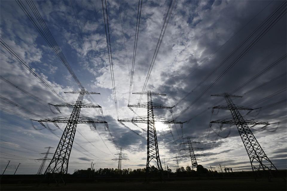 Strom ist in Deutschland vergleichsweise teuer. (Symbolbild)Martin Schutt/dpa