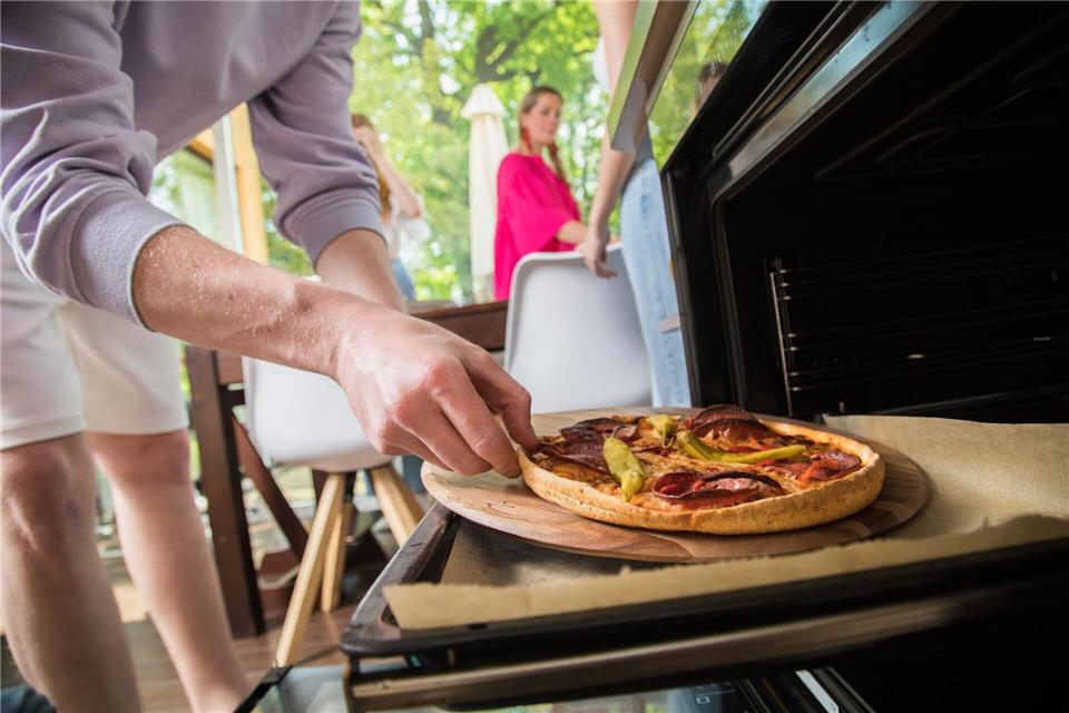 Strom lässt sich beim Pizza aufbacken nicht nur ohne Vorheizen sparen, sondern auch mit der Umluftfunktion.picture alliance / dpa-tmn