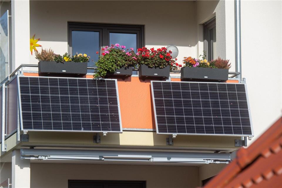 Strom vom Balkon kann sich lohnen: Dank Massenproduktion sind Mini-Solaranlagen deutlich günstiger geworden – und das zahlt sich auf lange Sicht aus.picture alliance/dpa