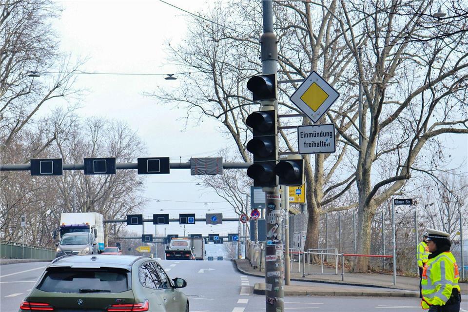 Stromausfall in Stuttgart: Polizisten regeln Verkehr an einer KreuzungKevin Lermer/onw-images/dpa