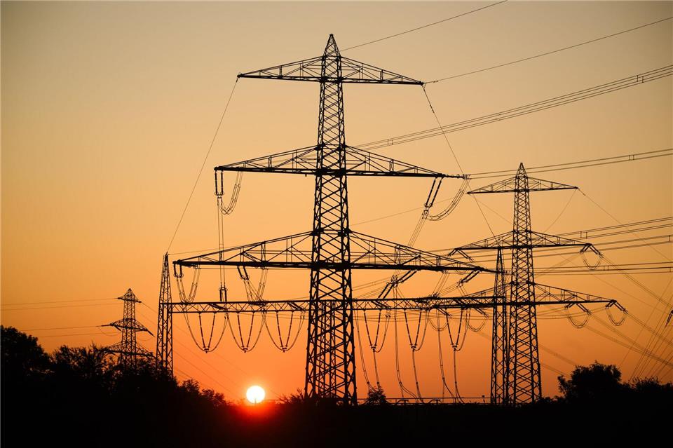 Strom-Netzentgelte könnten deutlich sinken  Stromkunden können mit Entlastung bei Netzentgelten rechnen (Archivbild).Julian Stratenschulte/dpa