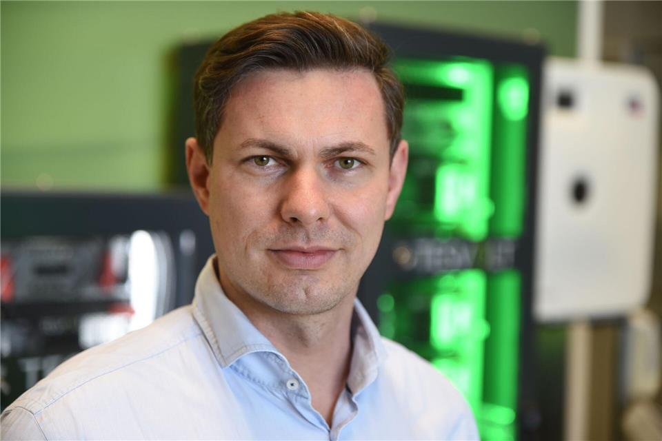 Stromspeicher als Teil der kritischen Infrastruktur: Der Technische Geschäftsführer von Tesvolt, Simon Schandert, sieht auf Europaebene Handlungsbedarf. (Archivbild)Simon Kremer/dpa