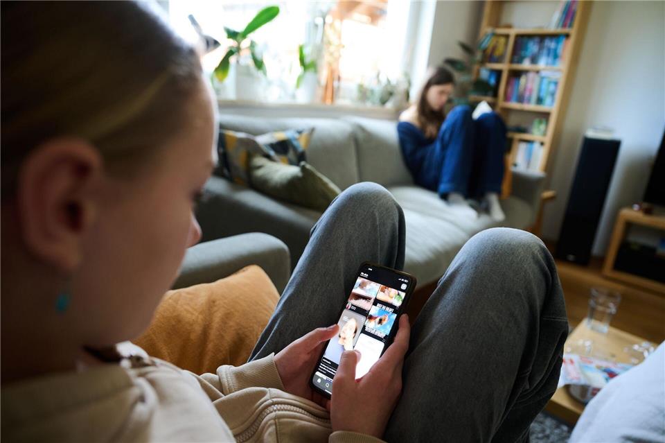 Struktur statt Chaos: Feste Zeitslots für Mediennutzung helfen Familien, die Ferienzeit ohne ständige Diskussionen zu verbringen.Annette Riedl/dpa/dpa-tmn
