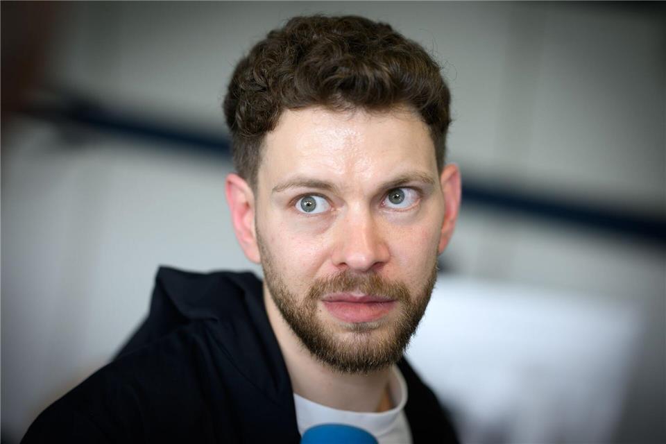 Student Lahav Shapira äußert sich nach einem Strafprozess im Kriminalgericht Moabit. (Archivbild) Bernd von Jutrczenka/dpa